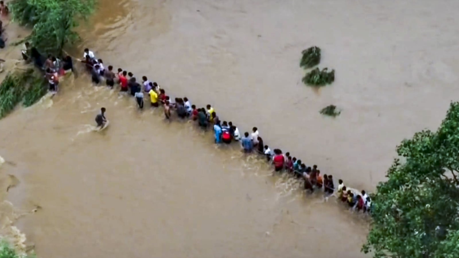 After spending the night on the roof of flooded Jharkhand school, 162 students rescued, rope using boats. Bharat News