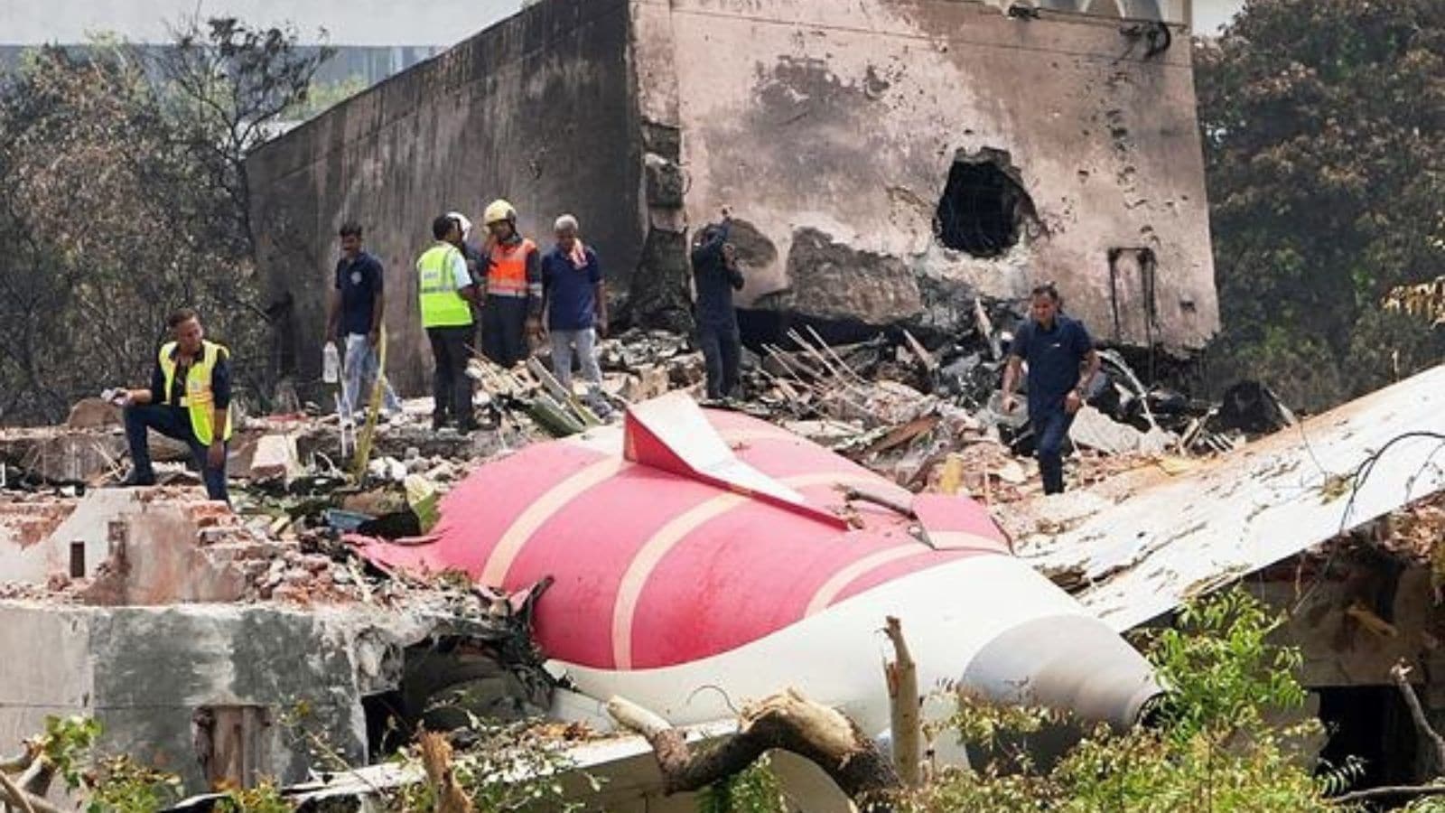 Air India Crash: AIIMS Forensic expert explains how the body of the victims is identified after a blast. Bharat News