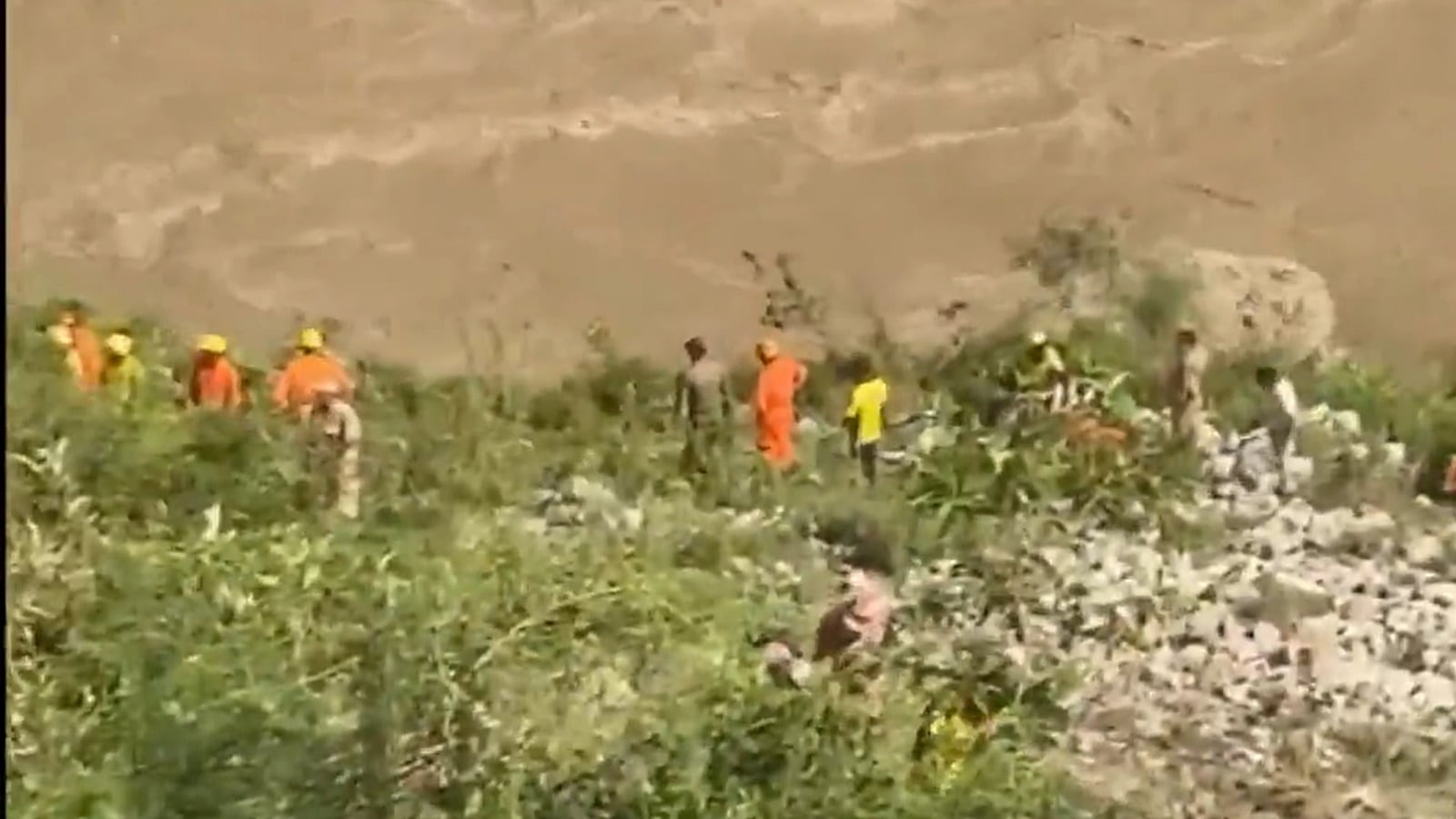 At least 1 killed, many injured and falls in the Alakananda River in Rudraprayag in Uttarakhand.