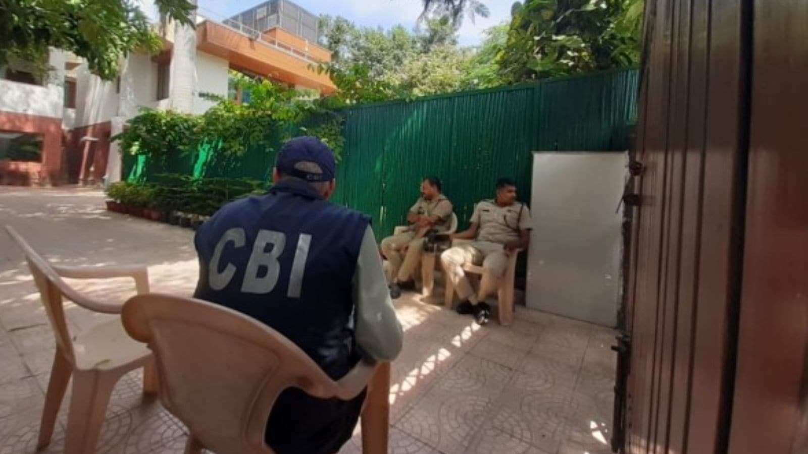 CBI raids in Bihar, Jharkhand in GST fraud worth Rs 100 crore; Customs Officer in Dock | Bharat News