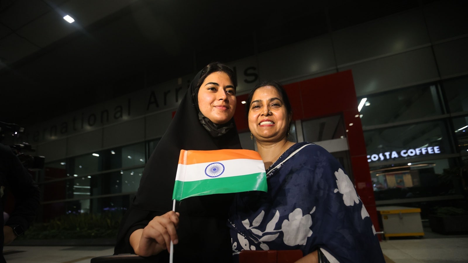 Flights carrying 110 Indian students were taken out from war -torn Iran for Armenia, land in Delhi. Bharat News