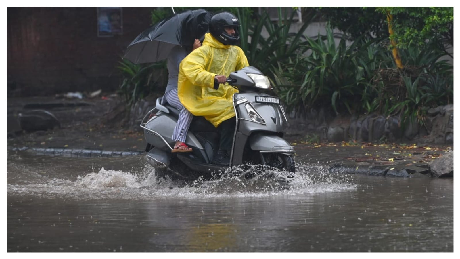 Hourning of heavy rains Monsoon Assam Meghalaya Jharkhand Maharashtra Bihar Gujarat Karnataka Delhi Bangalore Kolkata