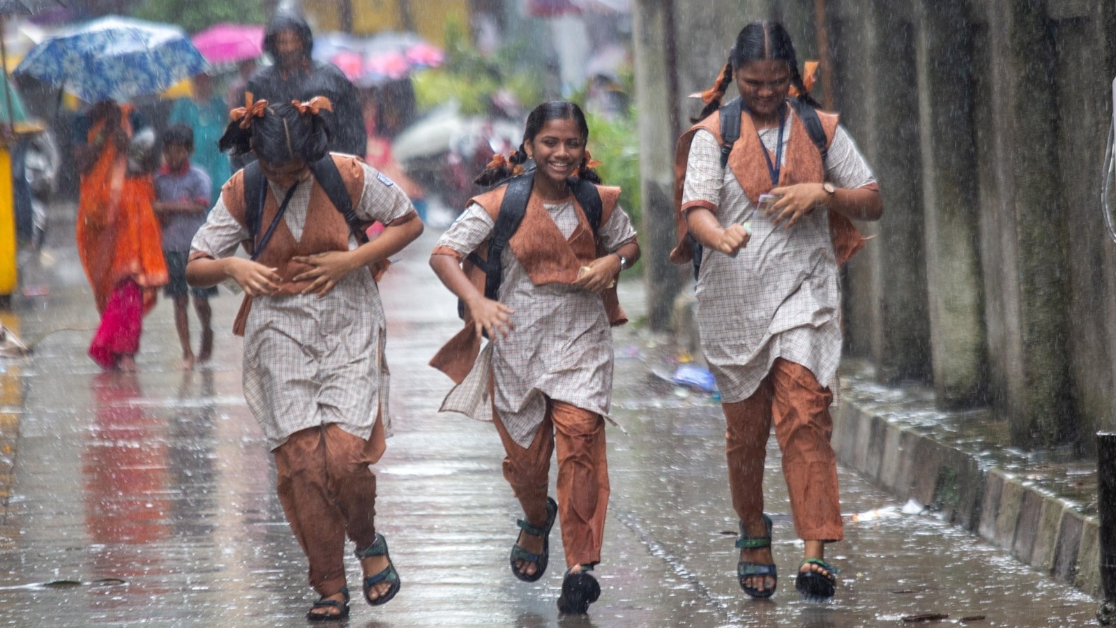 India weather forecast live updates today: Today there is a possibility of heavy rainfall in some parts of India; IMD issue for Karnataka 'Orange' Alert, 'Yellow' for Delhi | Bharat News