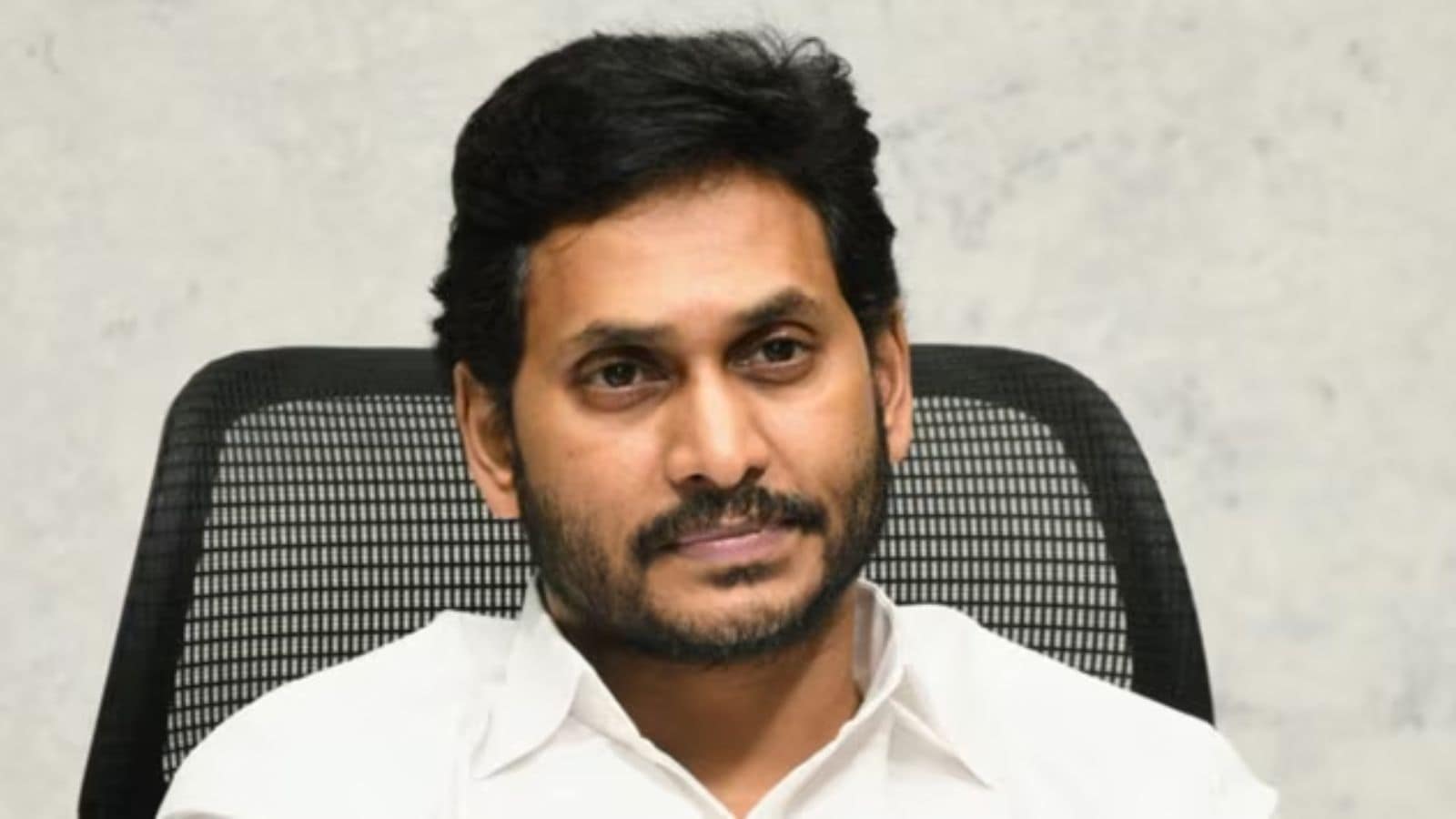 Jagan's convoy 'attacked', TDP and YSRCP workers collided during the journey of Andhra Pradesh of the East-CM. Bharat News