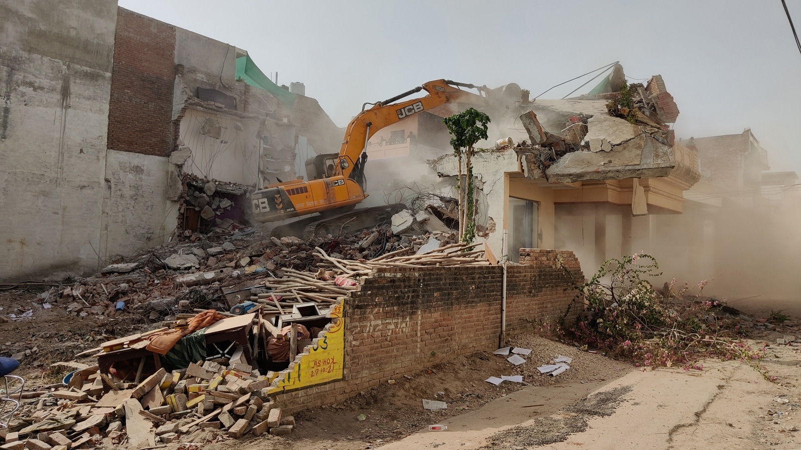 More than 90 families were evicted, bulldozers in many houses in the latest eviction drive in Assam. Bharat News