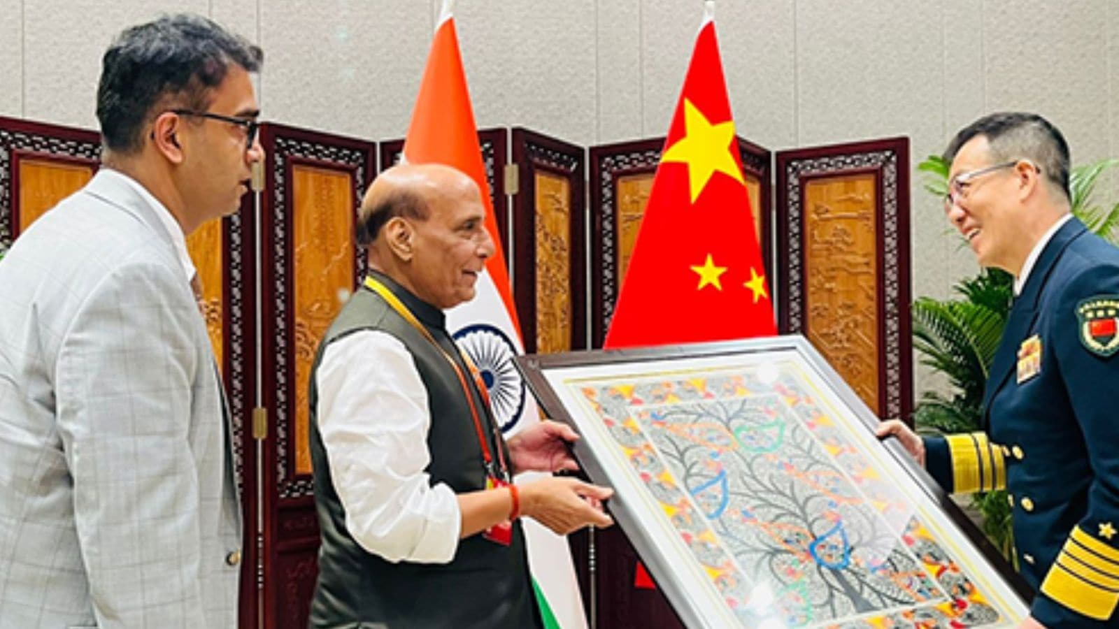 Rajnath Singh meets Chinese counterpart, insisted on avoiding new complications in relationships