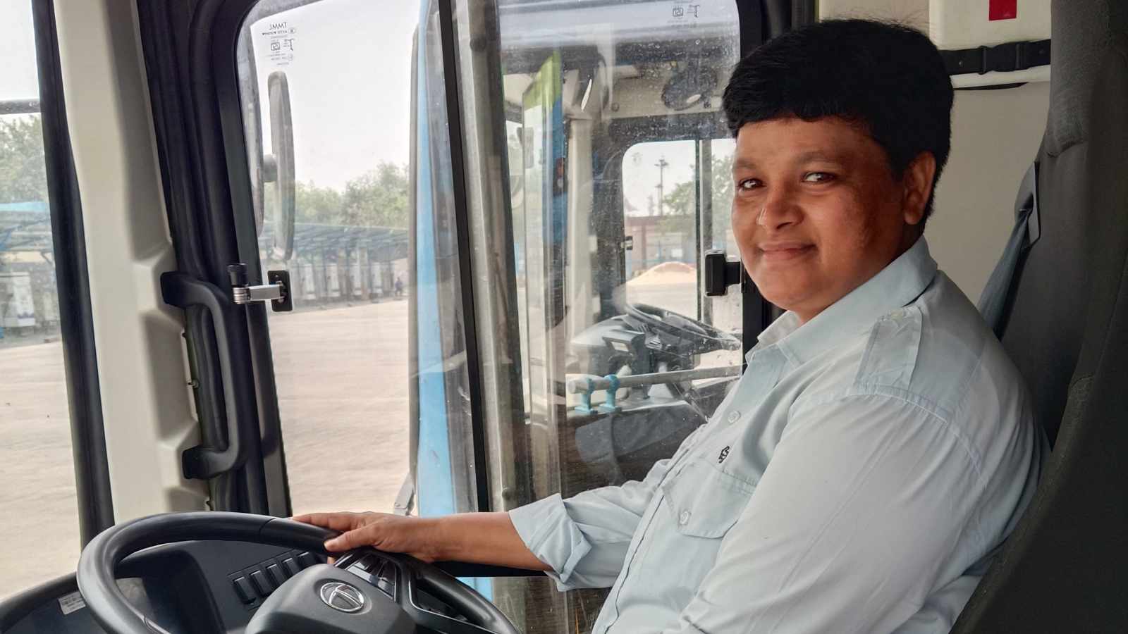 She started running an auto at the age of 18, now she is the first female bus driver of Telangana RTC India News