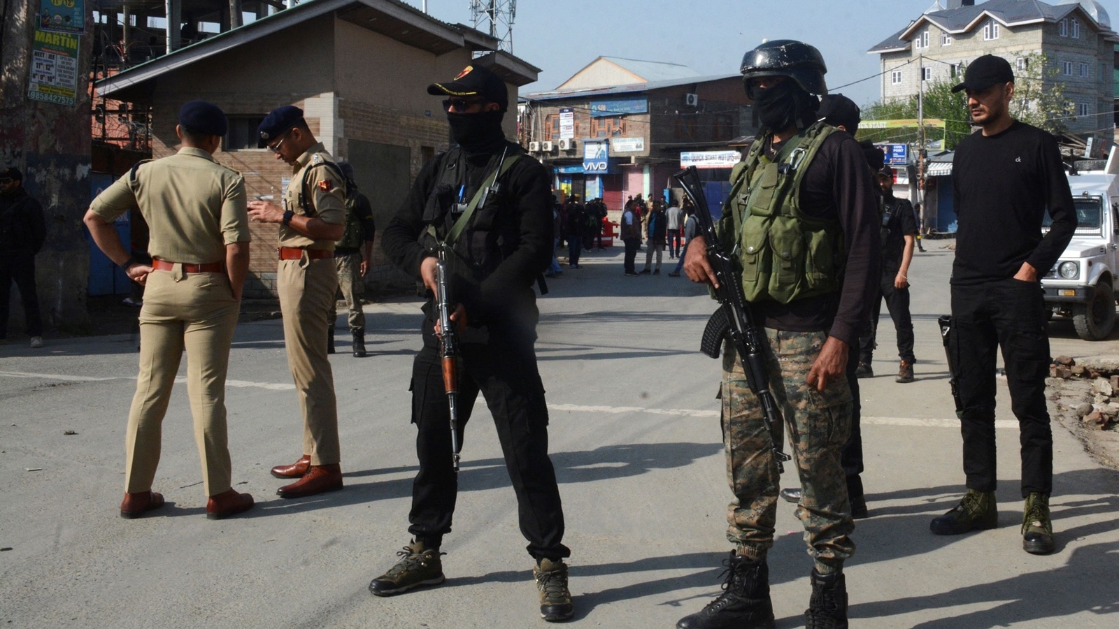 Terrorists took their call at gunpoint; Now sim card land father and son to J&K police station. Bharat News