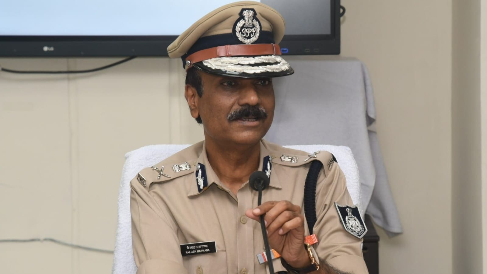 Top policemen of Madhya Pradesh say that the police cannot stop rape alone, pointing to alcohol, 'pornographic material'. Bharat News