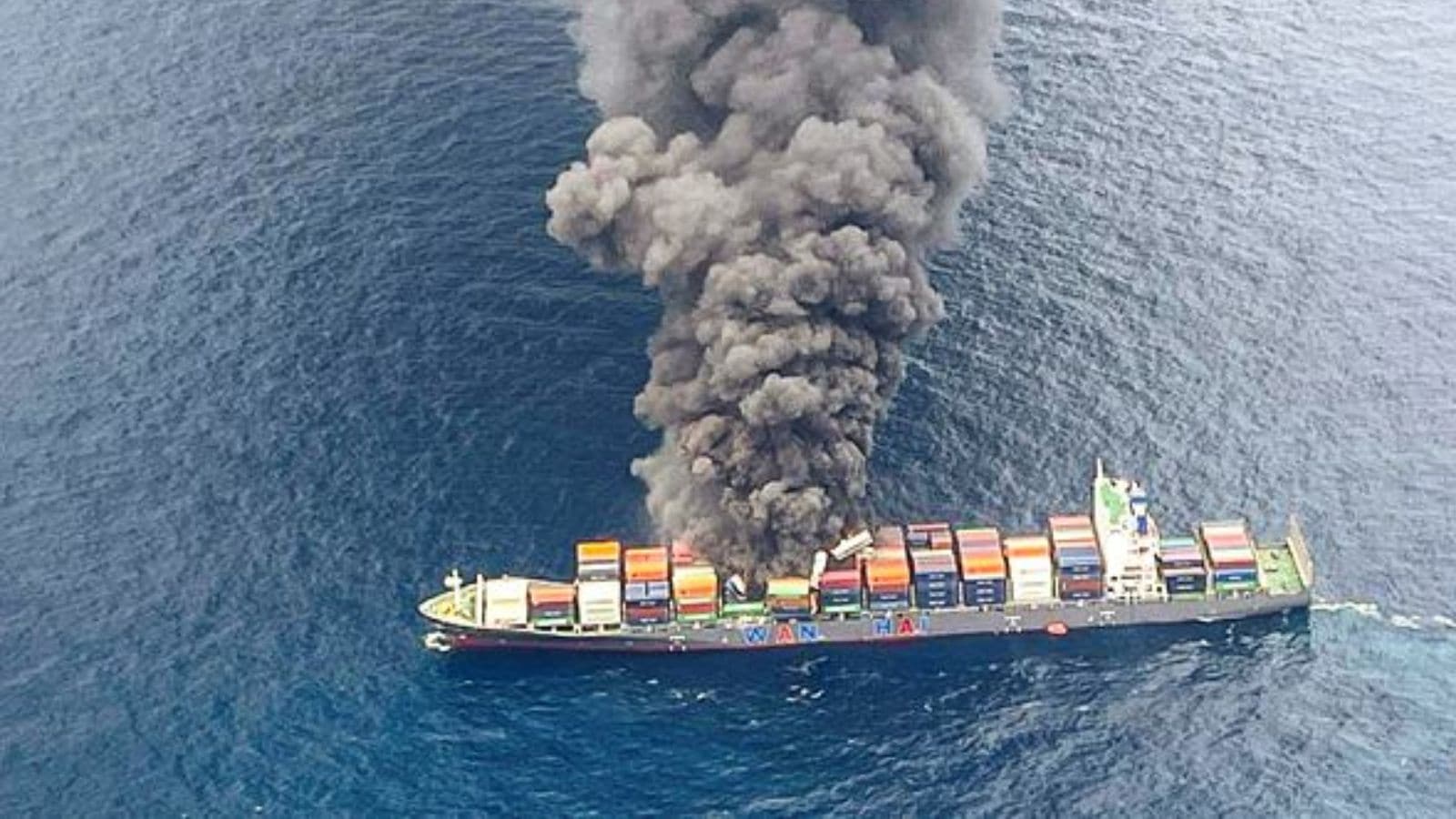 When a fire broke out from the Kerala coast, the cargo ship begins to bend; Containers start flowing towards the edge. Bharat News