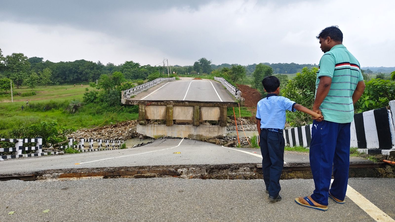 A bridge divided into the beach, a viral video, and a trusted route for school via Banai River. Bharat News