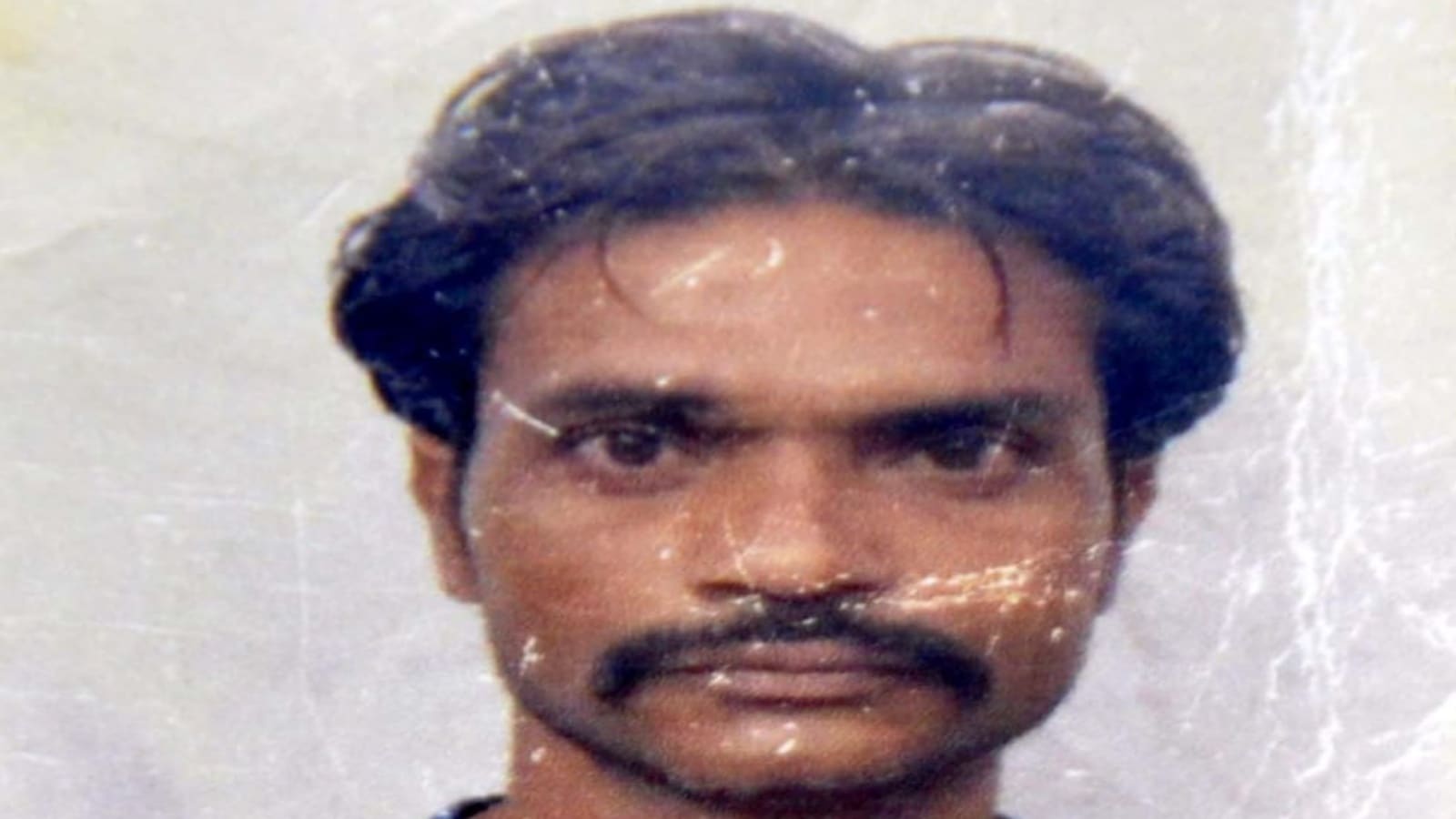 After stepping on Broken Slab, the worker falls into the drain in Lucknow, India dies