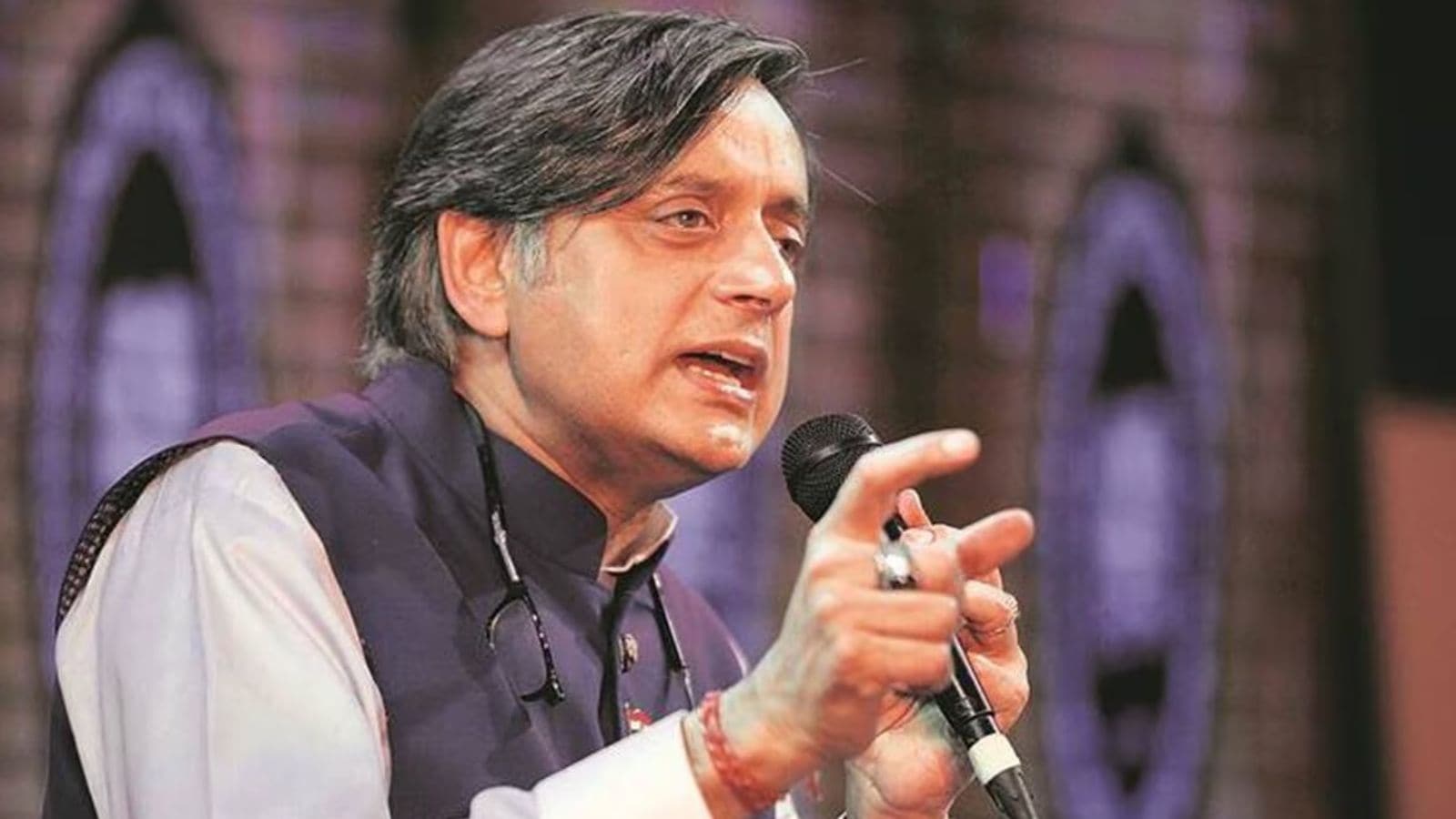 Criticism of the emergency sparks of Shashi Tharoor; 'Sanjay Gandhi forced sterilization campaigns'