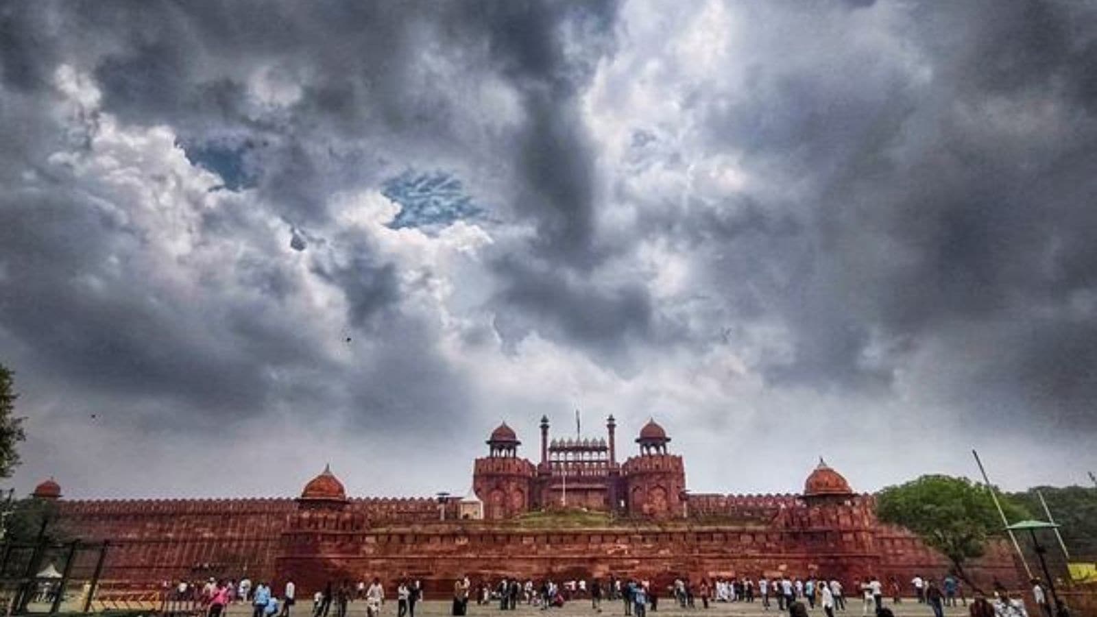 Delhi Rain Live Update: Part of heavy rainfall in the national capital, IMD issues yellow alert | Bharat News