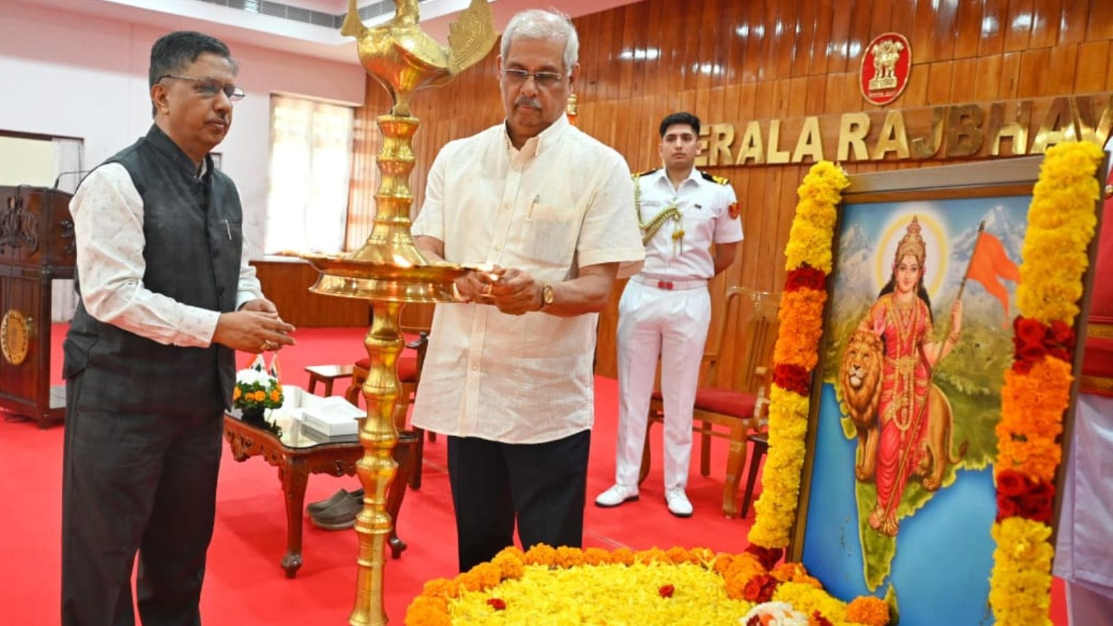 Government-Governor Tasal over Bharat Mata Portrait escalats, suspended incident to cancel the registrar of Kerala University India News