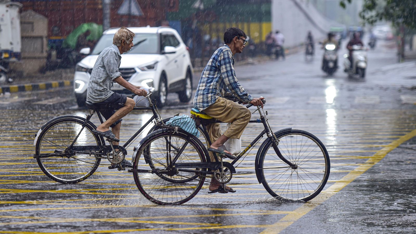 India's weather today: IMD issued flash-flood warning in Himachal, possibility of heavy rains in many states. Bharat News