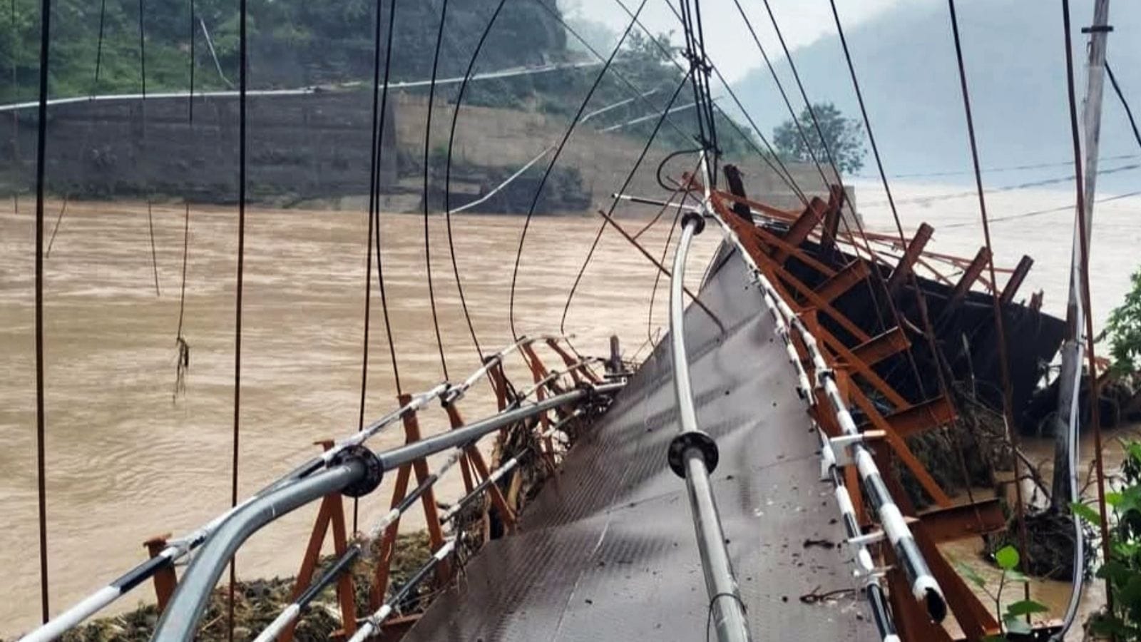 Monsoon destruction in Himachal: 5 dead | Bharat News