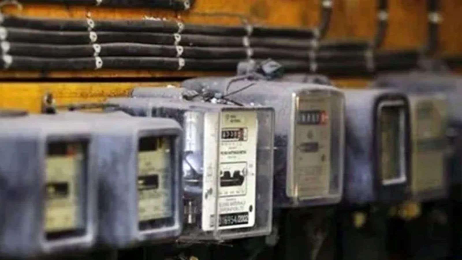 Opposition parties hit the streets in Tripura on the decision of the state government to set up a smart meter, hike power tariff. Bharat News