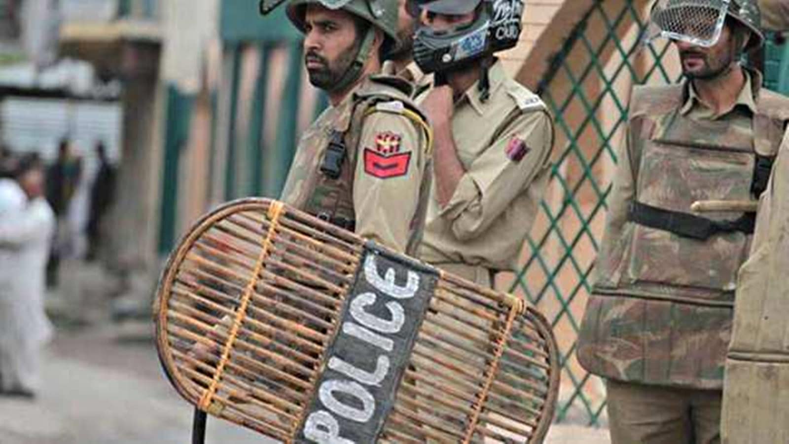 Police raided 10 places in Kashmir, as part of investigation on Jaish 'recruitment module'. Bharat News