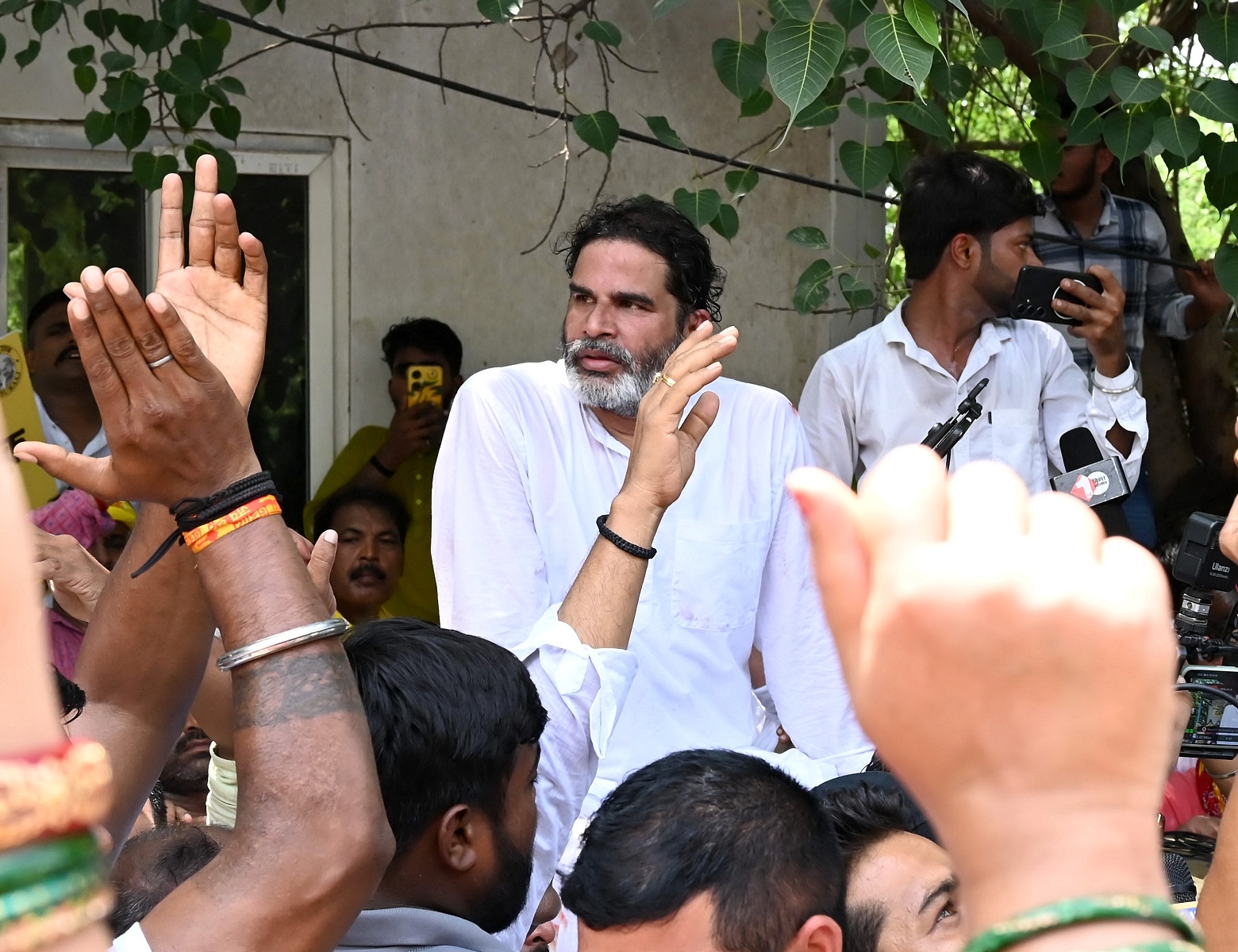 Prashant Kishore protest India news in 2 km police wall from Bihar Legislative Assembly