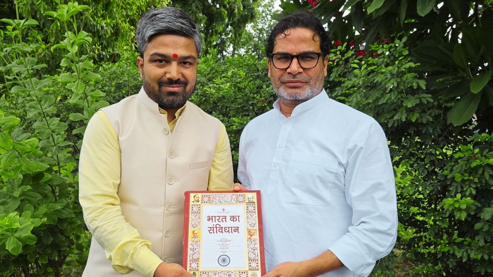 Prashant Kishore welcomed Bihar's social media affected Manish Kashyap to Jane Suraj - 'A Union for Change'. Bharat News