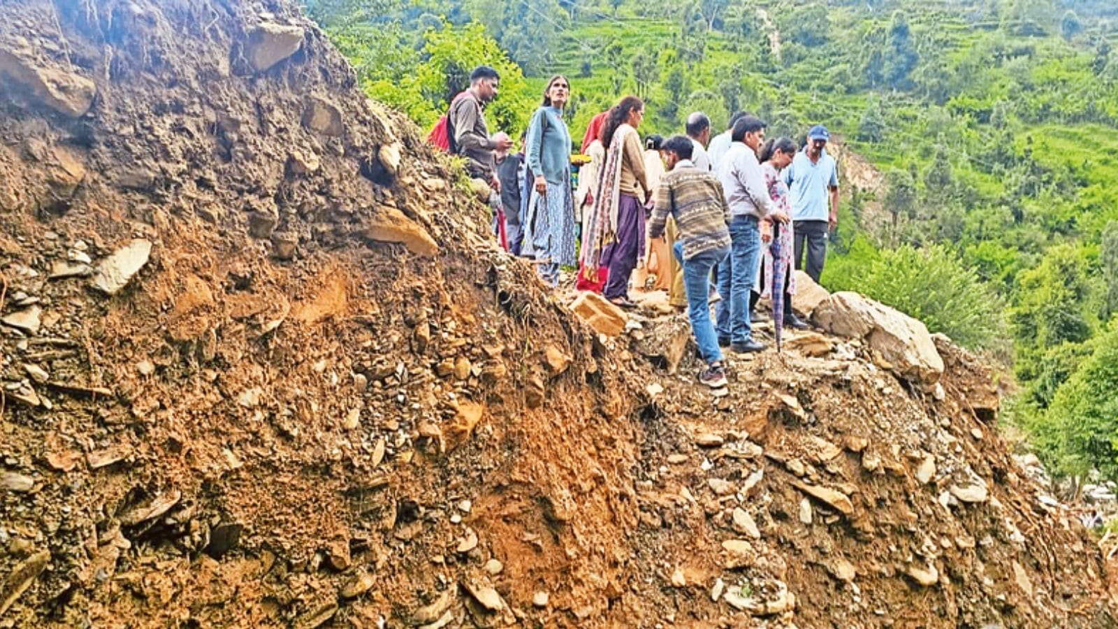 Rain Fury in Himachal Pradesh | The man is missing dead, wife, mother; Home alone: ​​10 month old baby | Bharat News