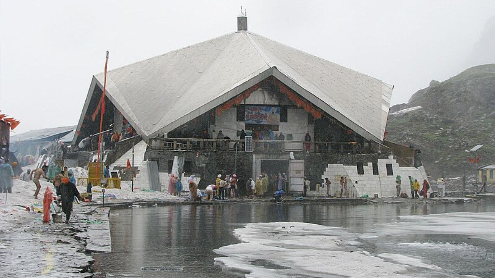 Sikh devotee dies after slipping into a ditch near Hemkund Sahib in Uttarakhand