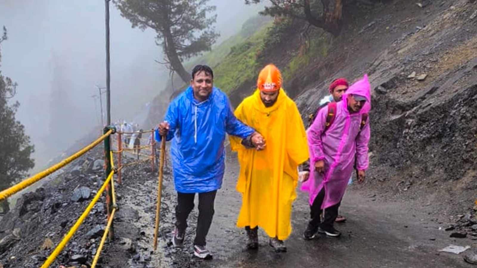 The Amarnath Yatra stopped for a day after the loss of heavy rains. Bharat News